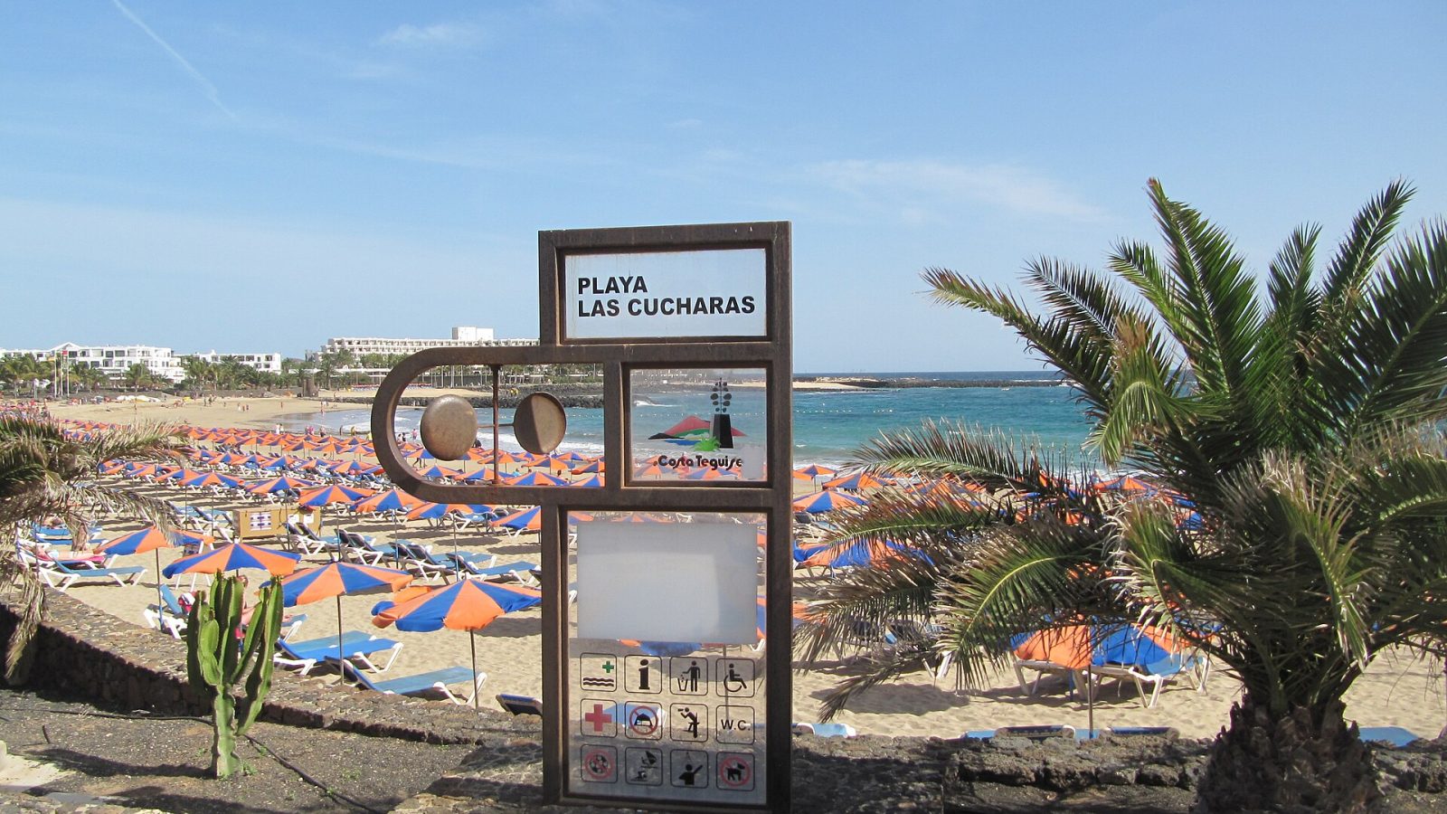 Costa Teguise matkaopas: perherannat, purjelautailu ja Teguisen markkinat