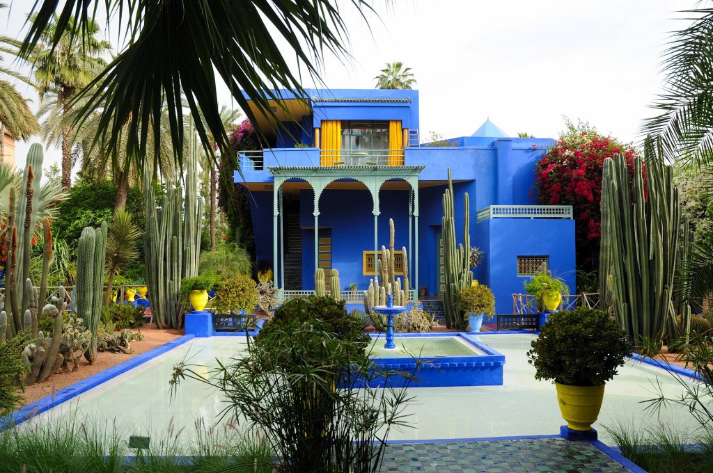 Jardin Majorellen sininen huvila ja kaktuksia Marrakechissa