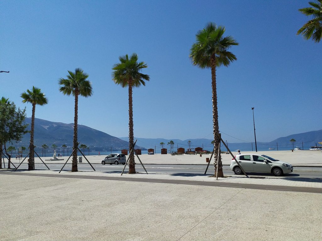 Palmujen reunustama Lungomare-rantakatu Vlorëssa