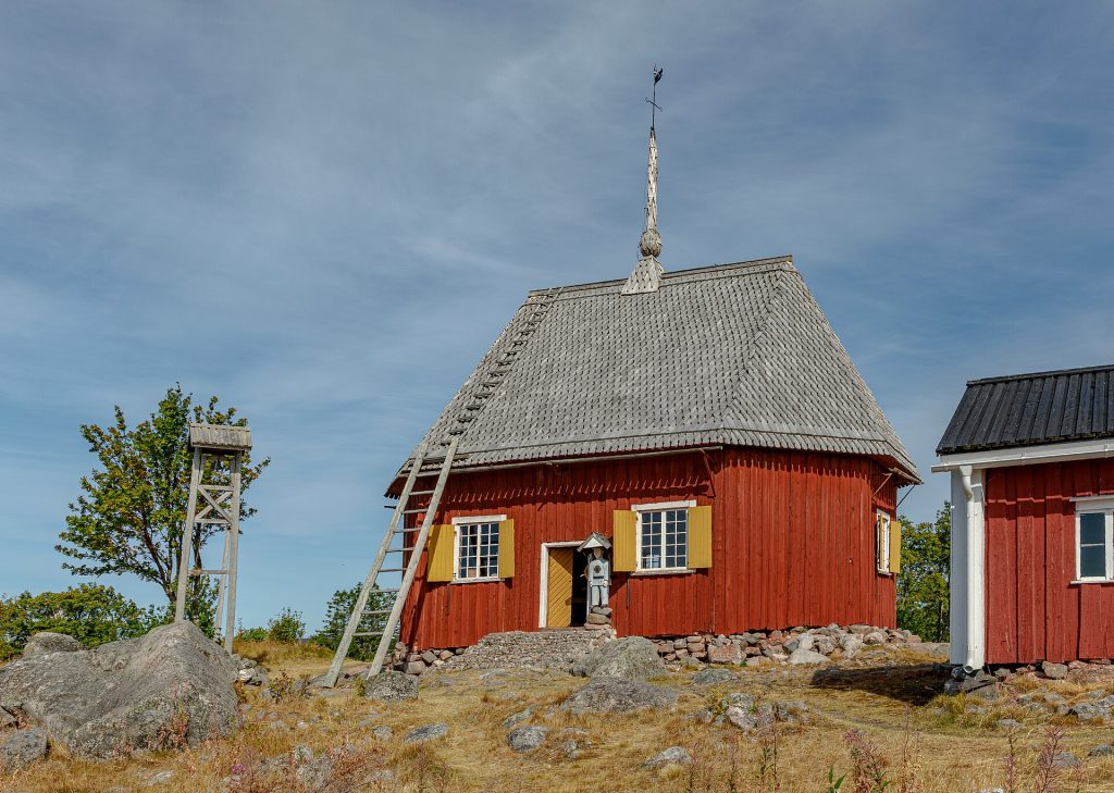 Maakallan saaren punaisia kalastajamajoja ja puukirkko Perämerellä