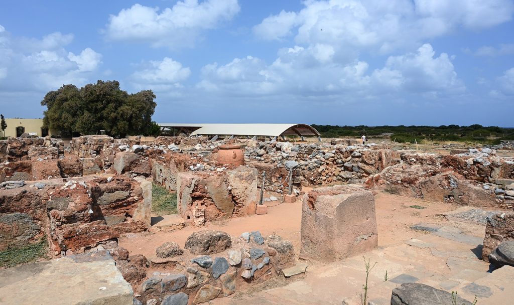 Malian minolaisen palatsin kiviset rauniot ja keskuspihan reuna