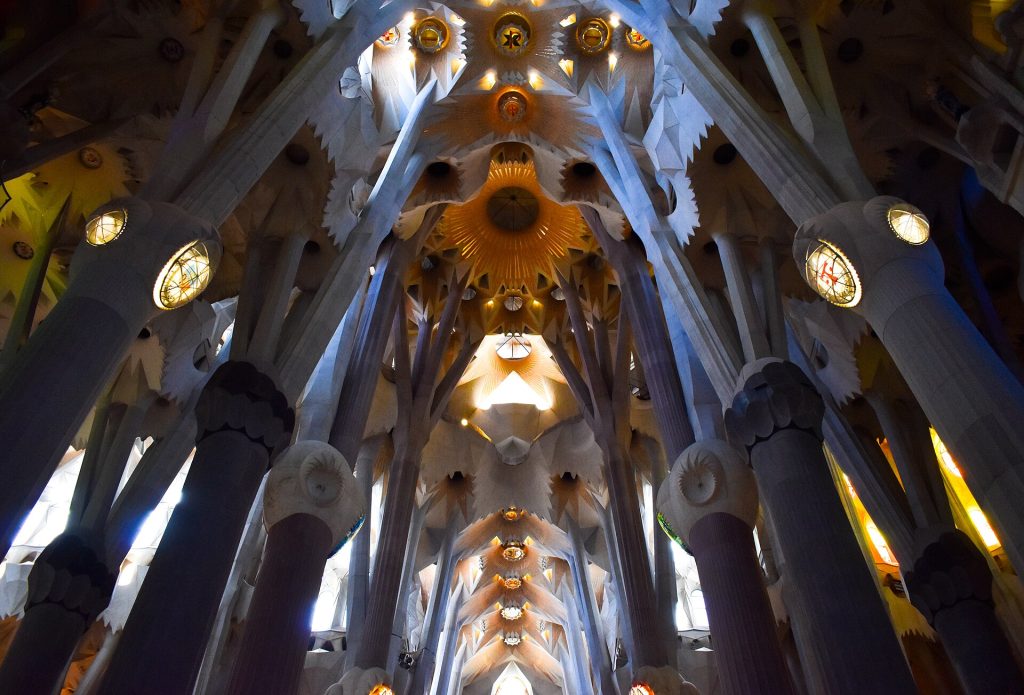 Sagrada Famílian keskilaivan puumaiset pylväät ja holvikatto