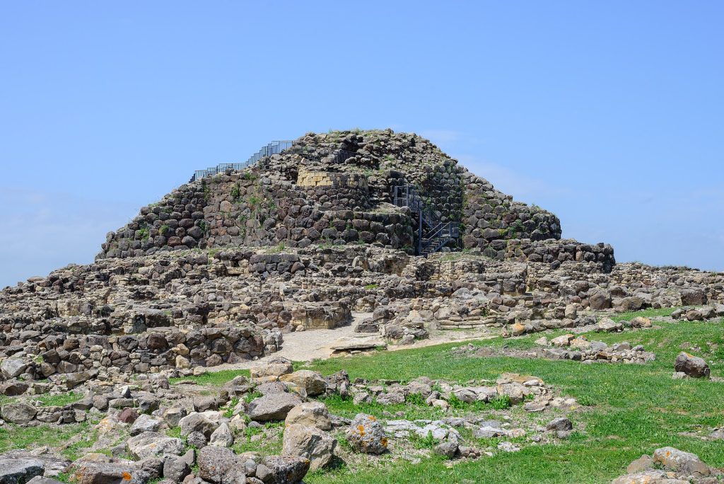 Su Nuraxin nuraghe-kivitorni ja kylän rauniot Baruminissa