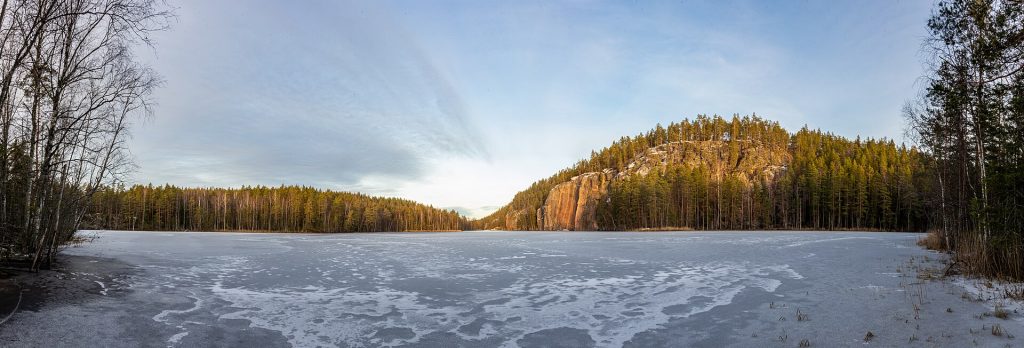 Olhavanvuoren jyrkkä kallioseinämä talvella Repoveden kansallispuistossa