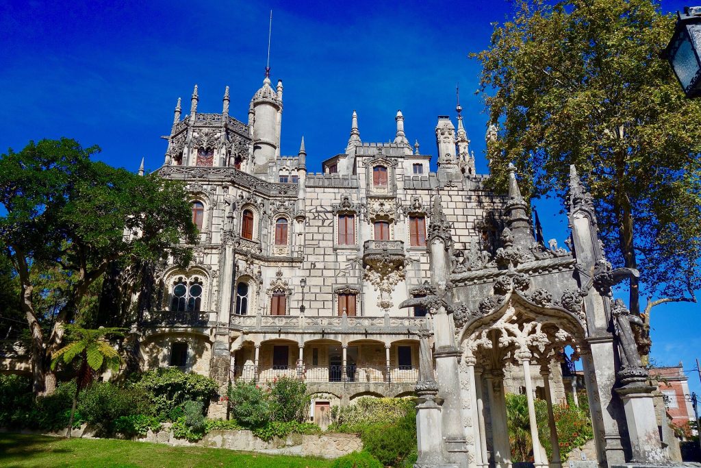 Quinta da Regaleiran koristeellinen uusgoottilainen palatsi puiston keskellä Sintrassa