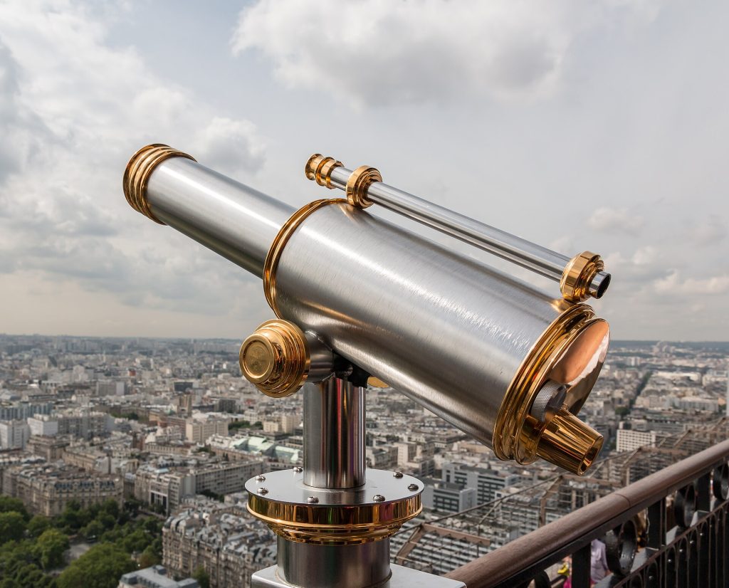 Kaukoputki Eiffel-tornin näköalatasanteella ja Pariisin kattoja