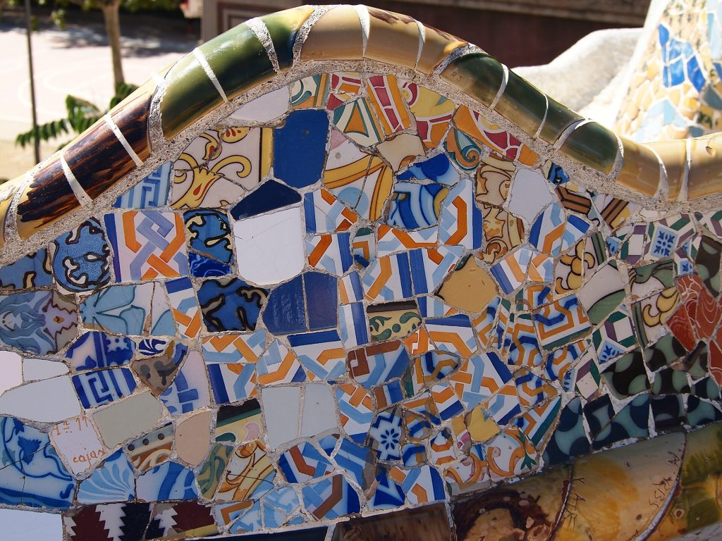 Park Güellin terassin aaltoileva mosaiikkipenkki