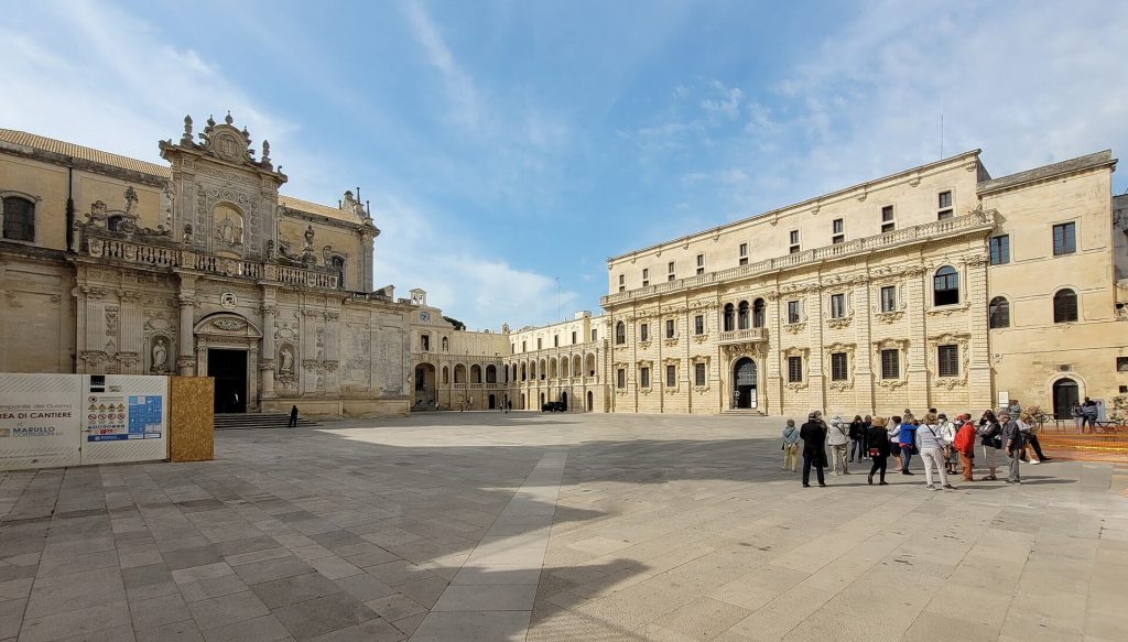 Lecceen tuomiokirkko ja Palazzo del Seminario barokkiaukiolla