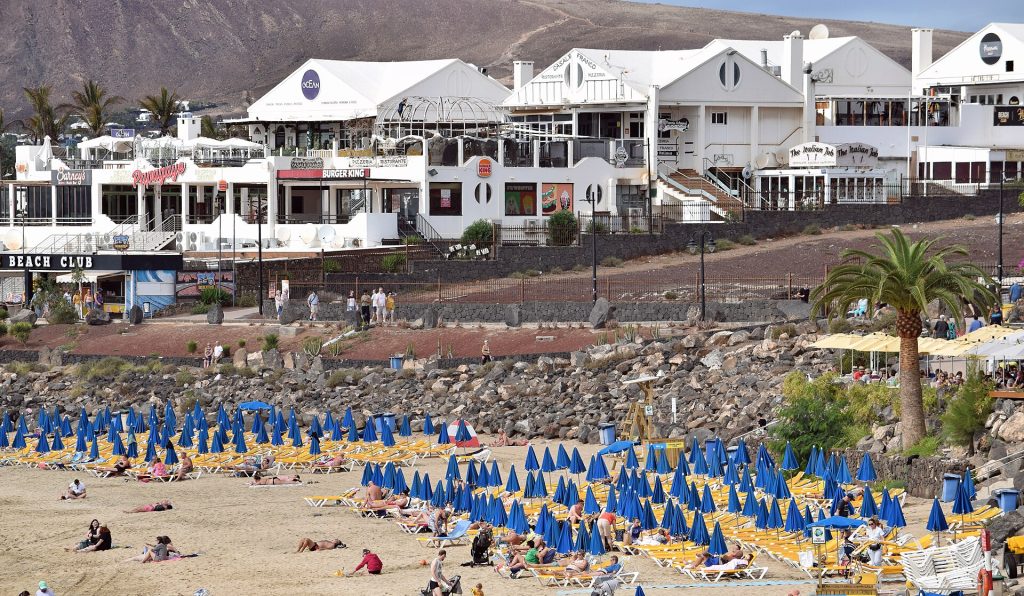 Playa Dorada ja rantakadun ravintolat Playa Blancassa