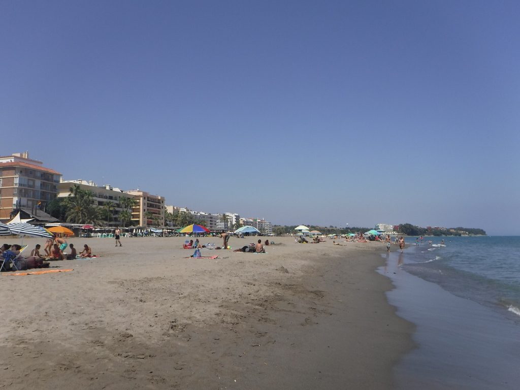 Esteponan keskustan Playa de la Rada -hiekkaranta ja rantakatu