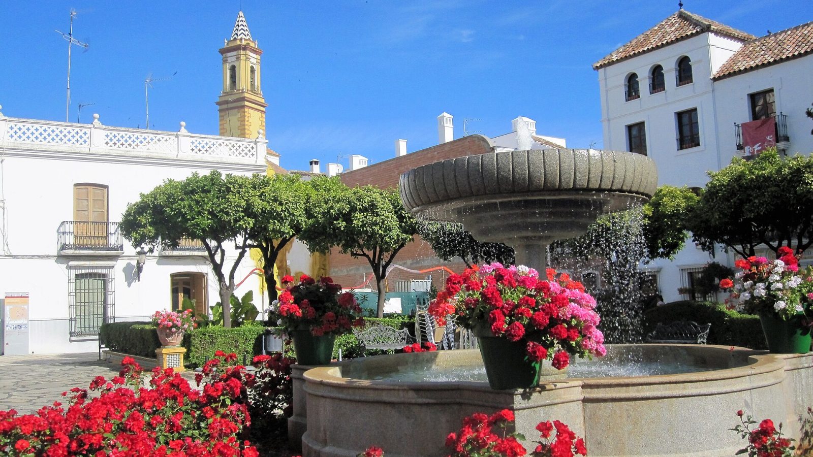 Estepona matkaopas: kukkakadut, rannat ja missä asua