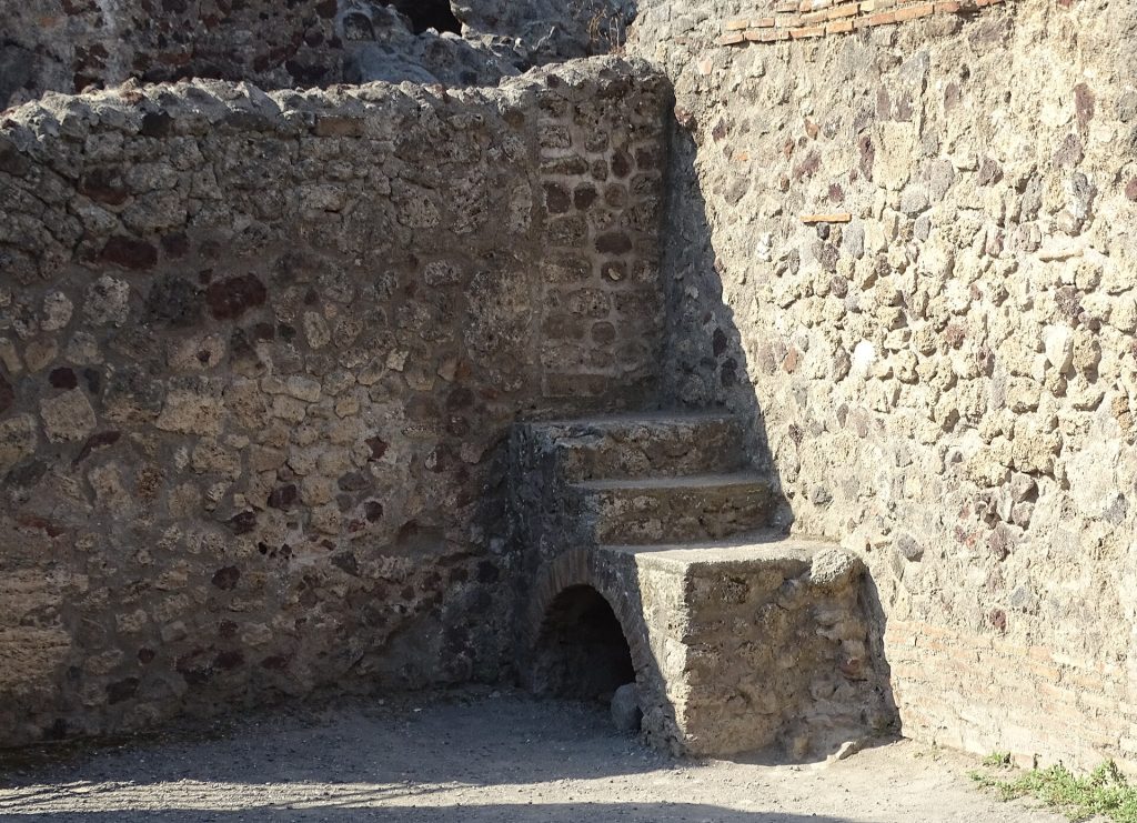 Pompejin Via dell’Abbondanza -katu laavakivisine katukivineen ja talojen raunioineen