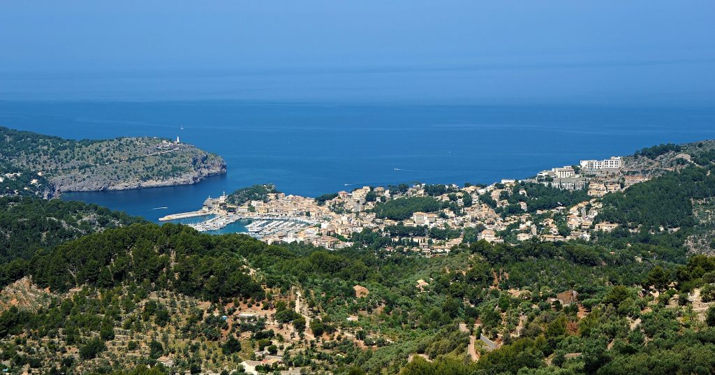 Port de Sóllerin lahti vuorten ympäröimänä Mallorcan luoteisrannikolla