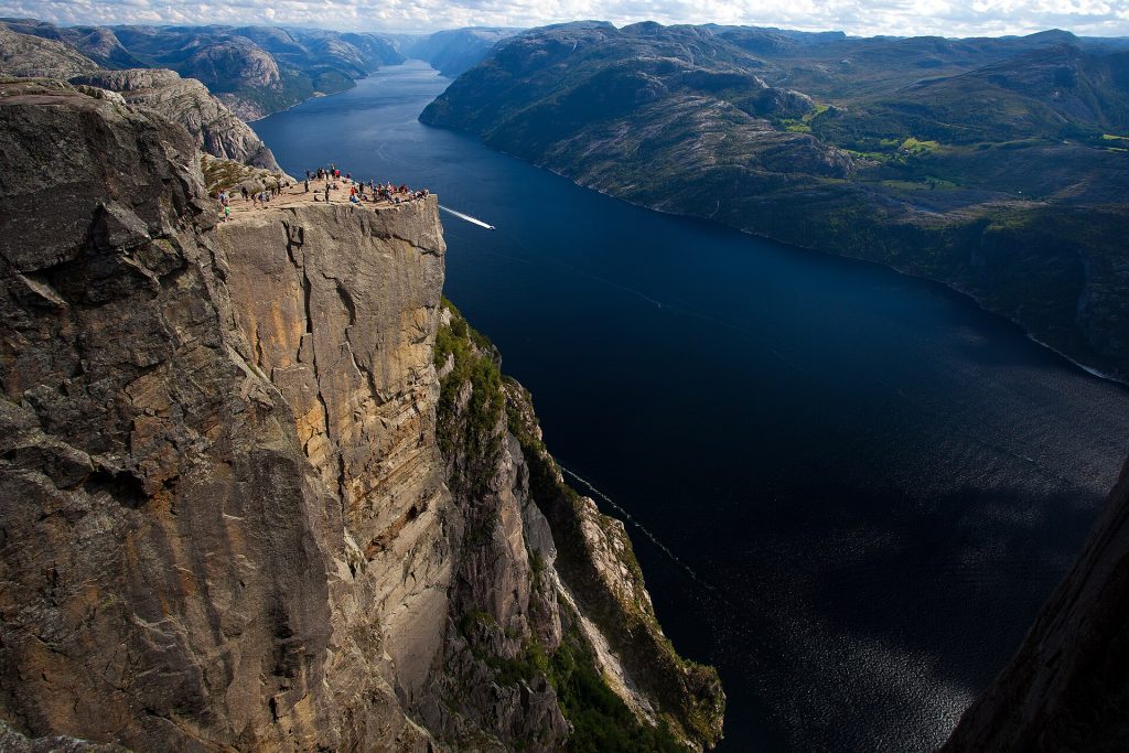 Preikestolenin kalliolava 604 metriä Lysefjordin yläpuolella