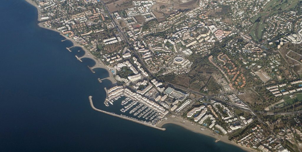 Puerto Banúsin venesatama ja huvijahdit ilmasta kuvattuna