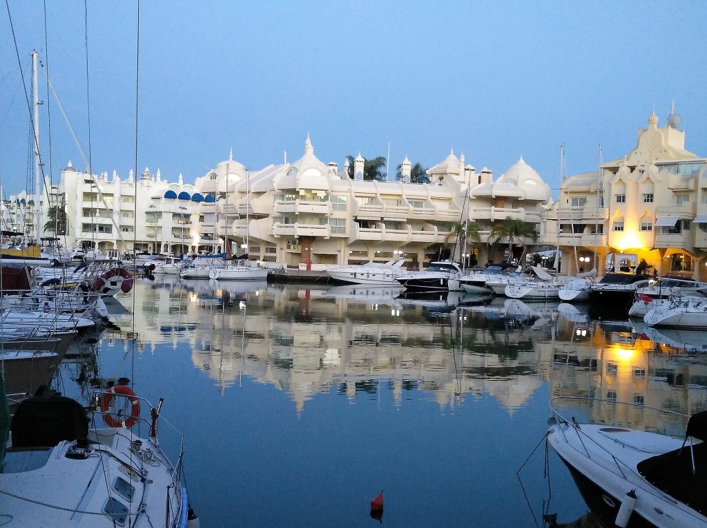 Puerto Marinan valkoisia rakennuksia ja venesatamaa Benalmádenassa
