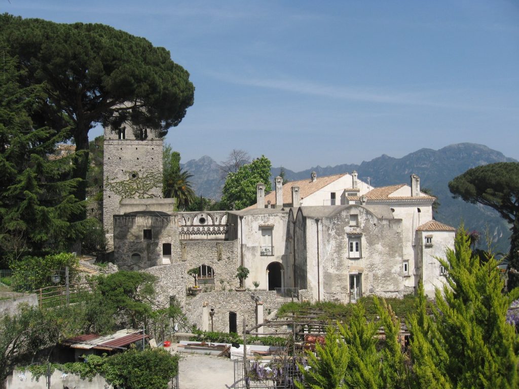 Villa Rufolon torni ja puutarha Ravellossa