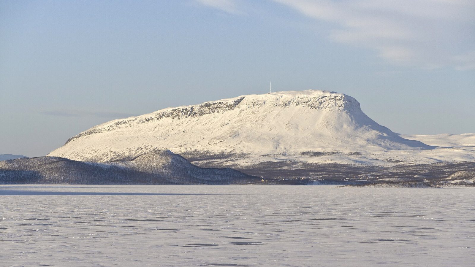 Kilpisjärvi matkaopas: Saana, Malla, revontulet ja kevättalvi