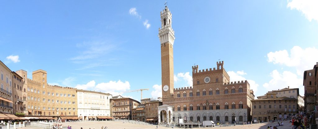 Sienan simpukanmuotoinen Piazza del Campo ja Torre del Mangia