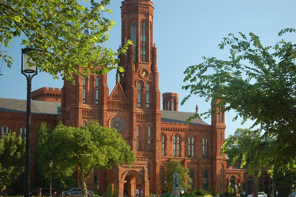 Smithsonian Castlen punatiilinen rakennus National Mallin laidalla