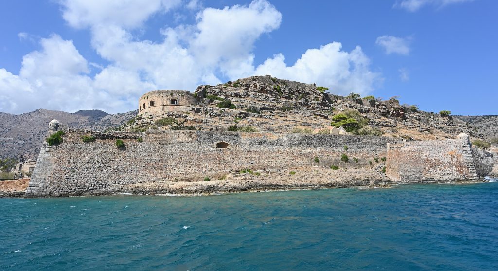Spinalongan venetsialaisen linnoituksen muurit saaren itäpuolelta