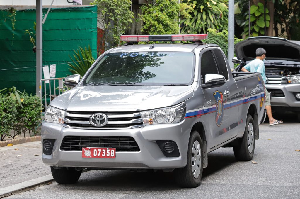 Thaimaan turistipoliisin auto Bangkokissa