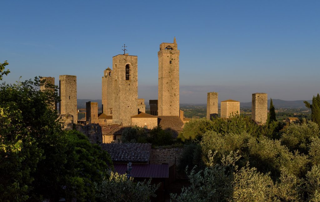 San Gimignanon keskiaikaiset kivitornit Montestaffolin linnakkeelta kuvattuna
