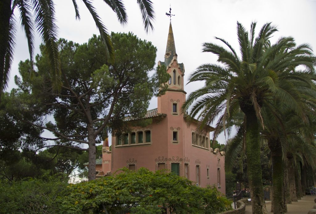 Vaaleanpunainen Casa Museu Gaudí puiden keskellä Park Güellissä