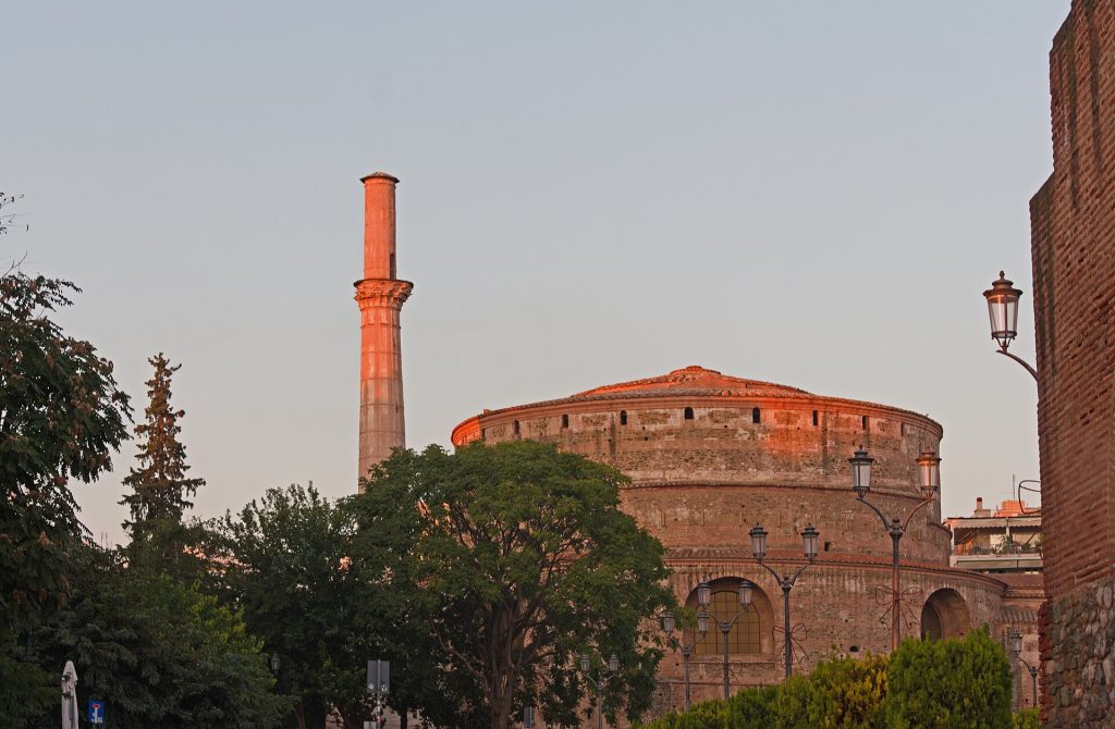 Pyhän Yrjön Rotunda ja minareetti Galeriuksen kaaren suunnalta