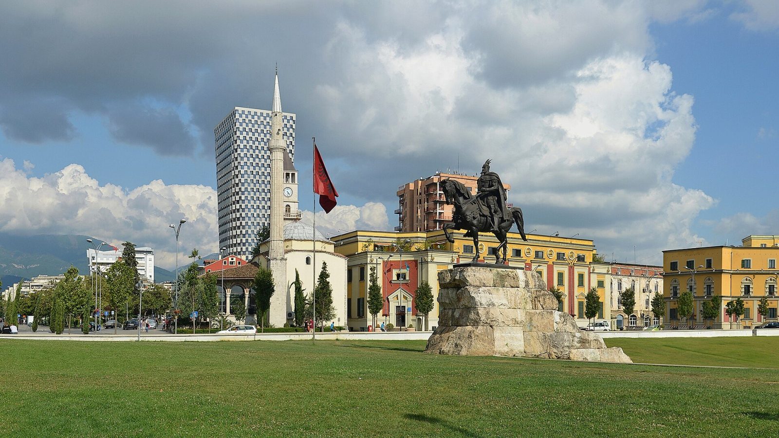 Tirana matkaopas: nähtävyydet, Blloku ja päiväretket