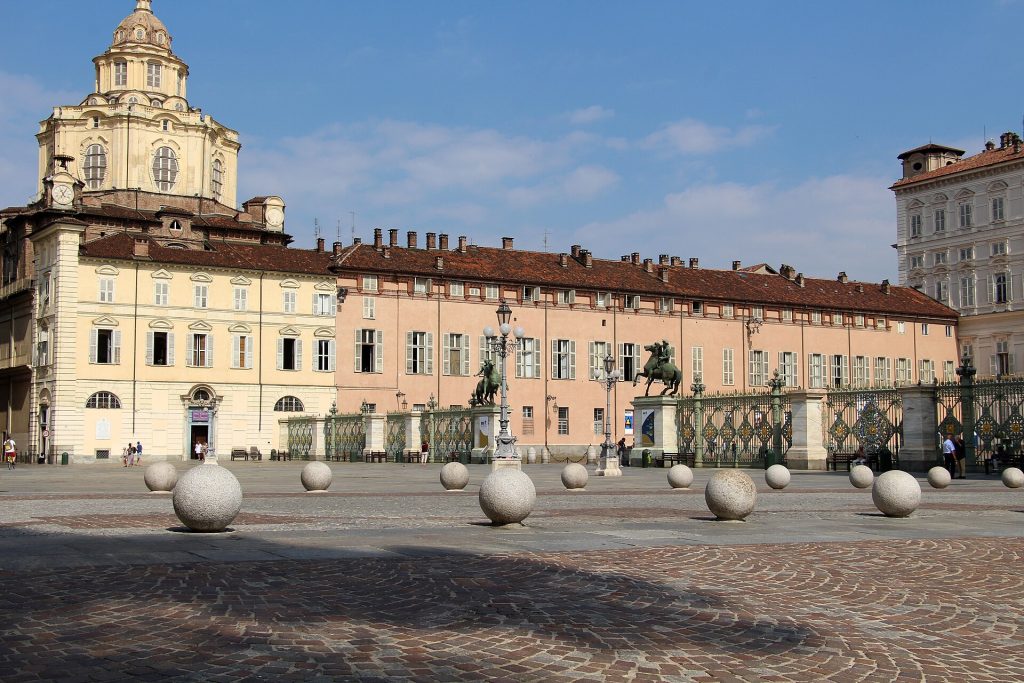 Piazza Castellon aukio ja Palazzo Madaman palatsi Torinon keskustassa