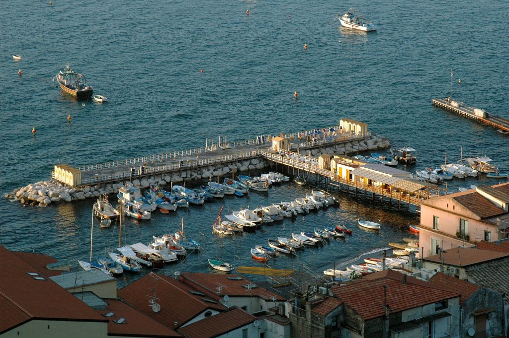 Marina Granden kalastajasatama ja laiturit Sorrentossa ilta-auringossa