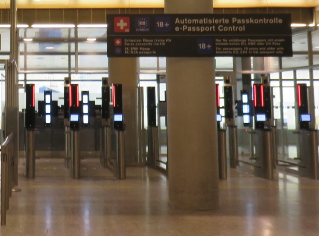 Sähköisen passin automaattisia rajatarkastusportteja Zürichin lentoasemalla