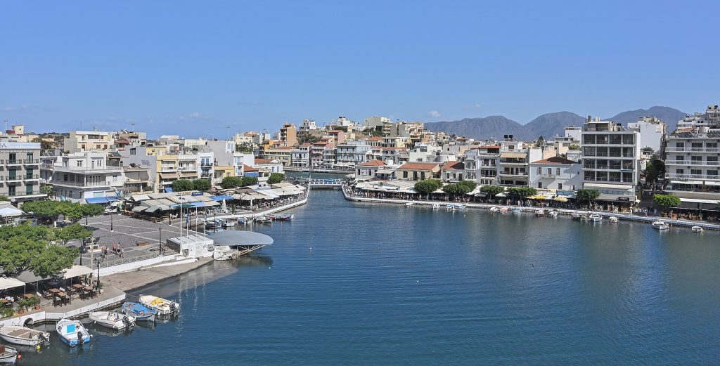 Voulismeni-järvi ja kanava Agios Nikolaoksen keskustassa