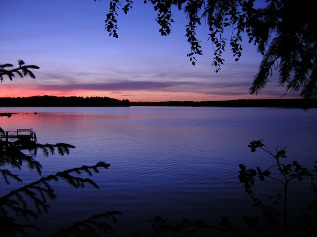 Ähtärinjärvi kesäyönä auringonlaskun jälkeen