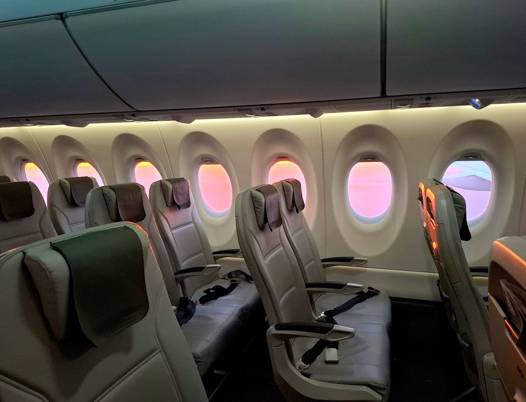 airBalticin Airbus A220 -koneen matkustamo istuinriveineen