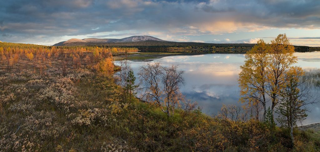 Äkäslompolon järvi ja Yllästunturi ruska-aikaan
