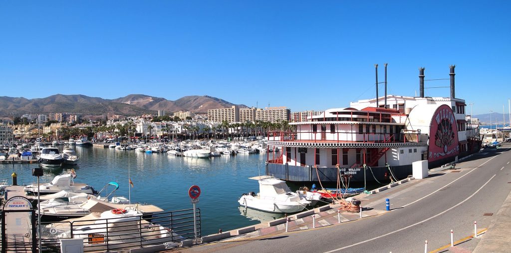 Benalmádenan Puerto Marinan huvivenesatama ja omaleimaiset rakennukset