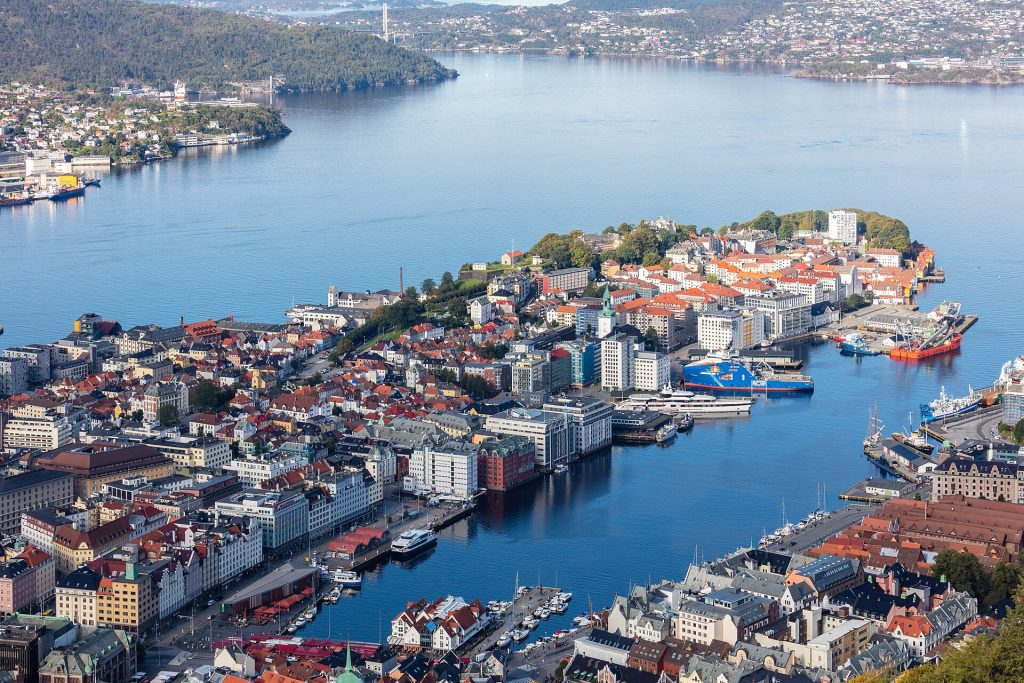 Näkymä Fløyen-vuorelta Bergenin keskustaan, Vågenin satamaan ja Byfjordeniin