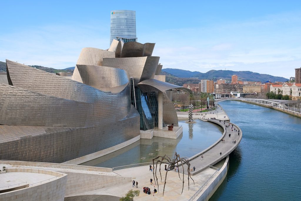 Guggenheim-museon titaanikaarteinen rakennus Nervión-joen rannalla Bilbaossa
