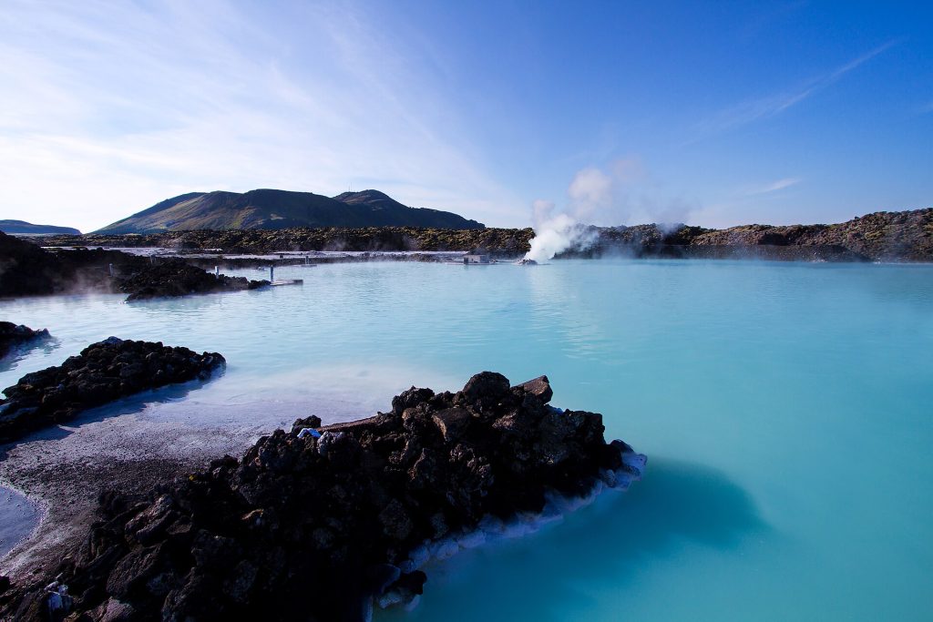 Blue Lagoonin maidonsininen lämmin vesi ja tummat laavakivet Reykjanesin niemimaalla