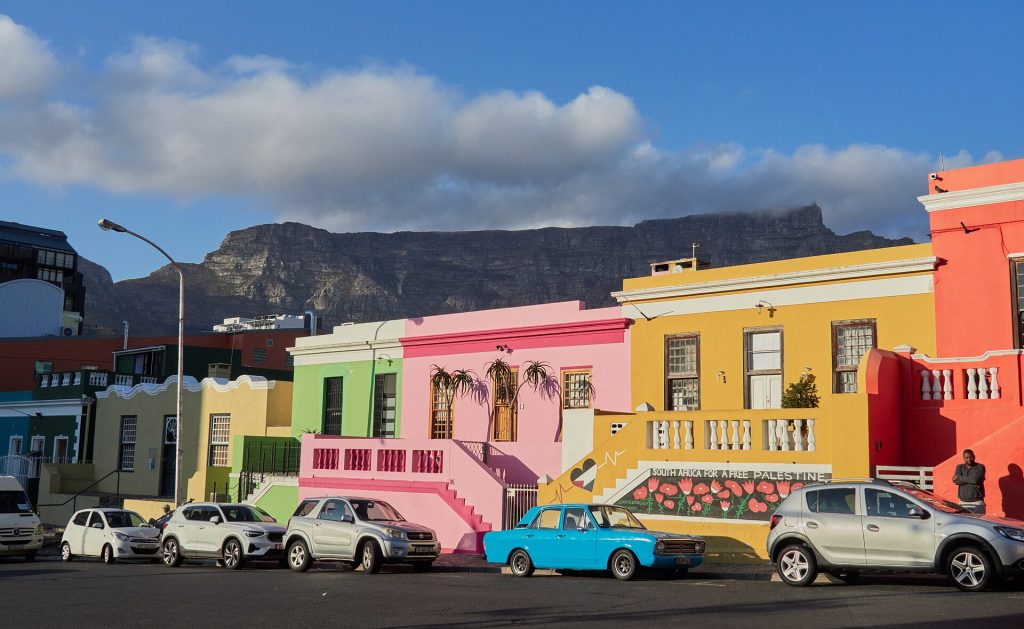 Bo-Kaapin värikkäitä rivitaloja, taustalla Pöytävuori