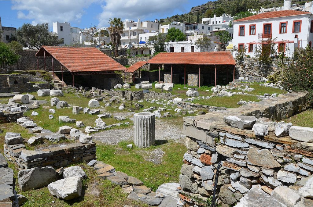 Halikarnassoksen mausoleumin perustukset ja marmorinkappaleita Bodrumissa
