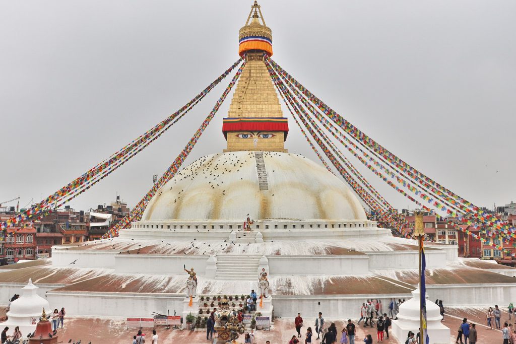 Boudhanathin valkoinen stupa ja rukousliput Kathmandussa