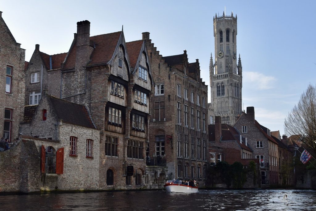 Brugge, Rozenhoedkaai-kanava ja kellotapuli taustalla