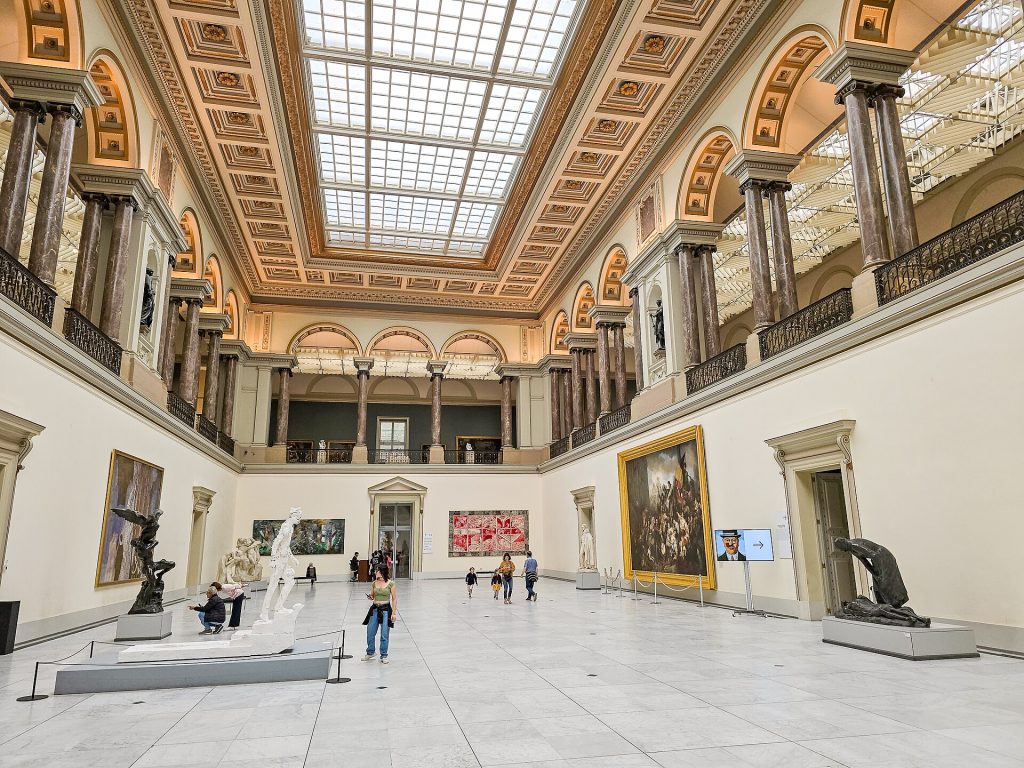 Belgian kuninkaallisten taidemuseoiden lasikattoinen veistossali Brysselissä