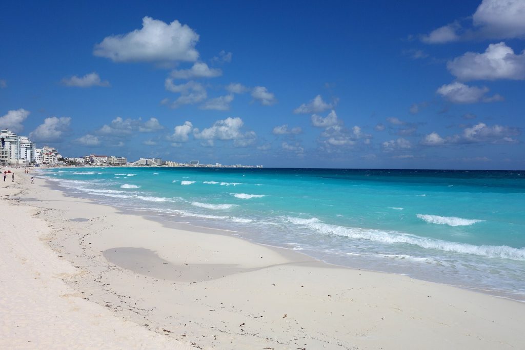 Valkoinen hiekkaranta ja turkoosi meri Cancúnin hotellivyöhykkeen eteläosassa