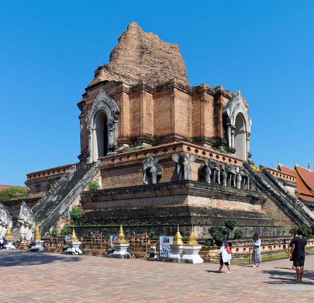 Wat Chedi Luangin suuri tiilinen chedi, jonka huippu sortui maanjäristyksessä