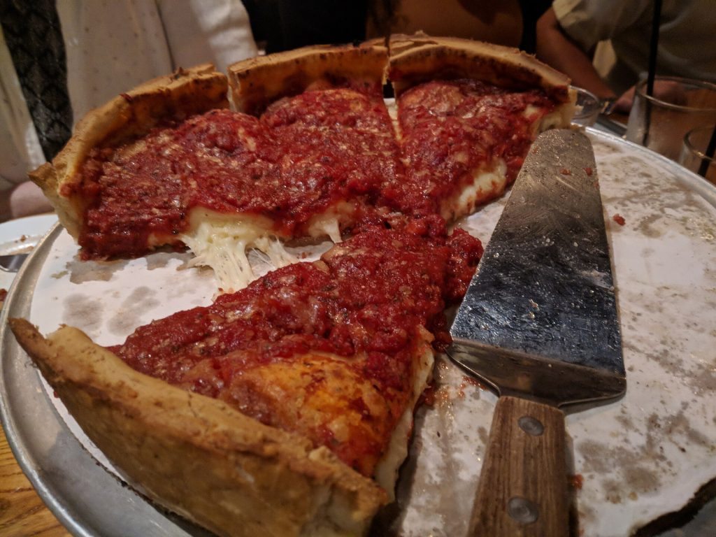 Paksupohjainen Chicago-tyylinen deep dish -pizza pannussa