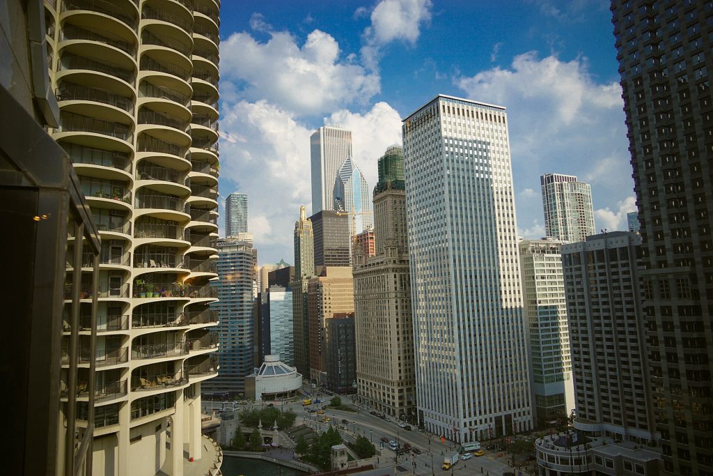Chicago-joki ja Marina Cityn pyöreät tornit pilvenpiirtäjien keskellä Chicagon keskustassa